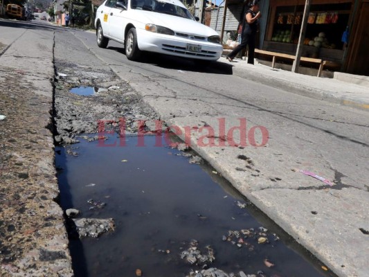 Llena de hoyos permanece la calle de la colonia Flor del Campo en Tegucigalpa