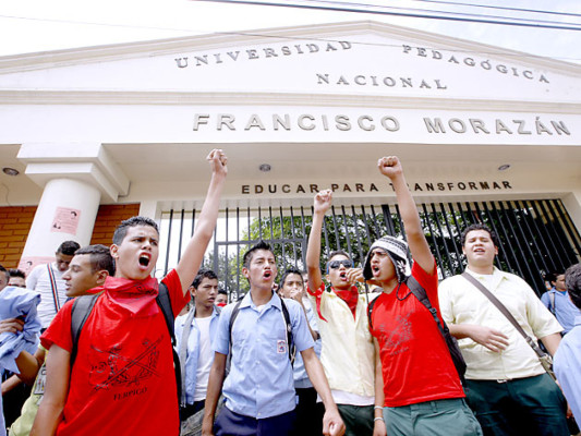 Estudiantes se toman Universidad Pedagógica