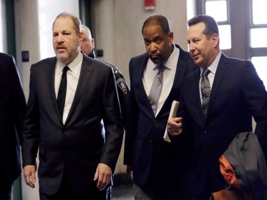 Harvey Weinstein, a la izquierda, entra a una corte en Nueva York con los abogados Ron Sullivan, en el centro, y José Báez. Weinstein demanda a Báez por incumplimiento de contrato y busca que le reembolse un millón de dólares en honorarios legales que dice haberle pagado por un período breve en su equipo legal. (AP Foto/Mark Lennihan, Archivo)