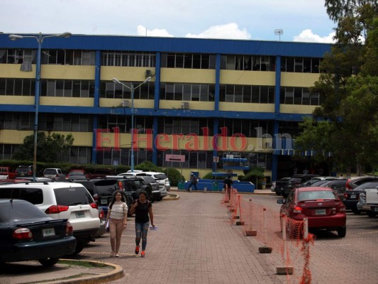 Docentes de la UNAH amenazan con no entregar notas ante suspensiones