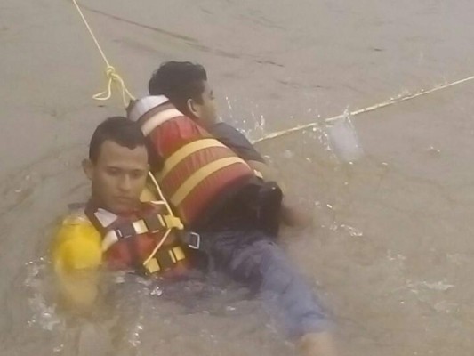 Rescatan a una familia de ser arrastrados por un río en La Ceiba, zona norte de Honduras