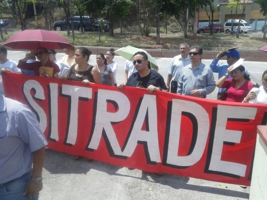 Exempleados de la DEI acuden a tramitar el pago de sus prestaciones&nbsp;&nbsp;