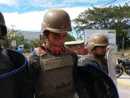 Manifestantes son desalojados con bombas lacrimógenas en Choluteca