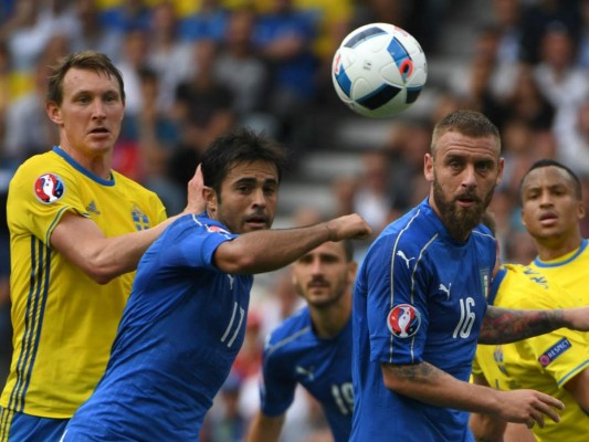 Italia gana en las últimas, se clasifica a cuartos y casi elimina a Suecia de la Euro