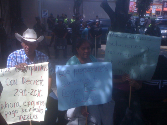 Pobladores de Patuca protestan en Tegucigalpa