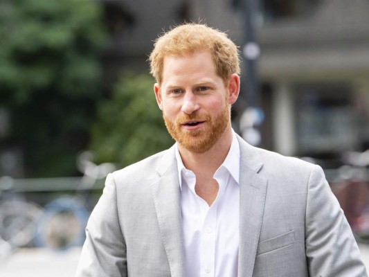 Harry dice que viajó en avión privado para proteger a Meghan y Archie