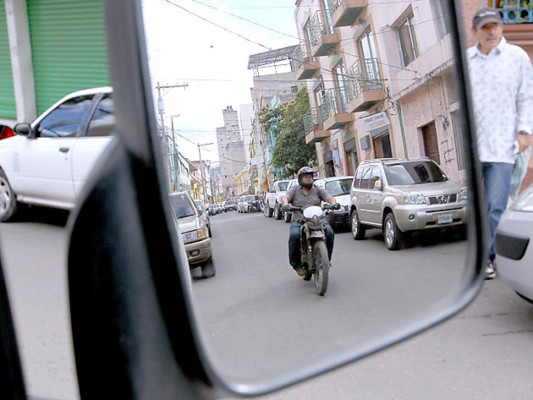 Congreso prohíbe dos pasajeros en moto