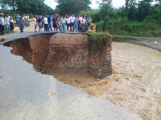 Caudal del río Churune provoca hundimiento en carretera