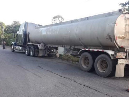 Unos 52 paquetes de droga hallaron escondidos en camión cisterna (FOTOS)