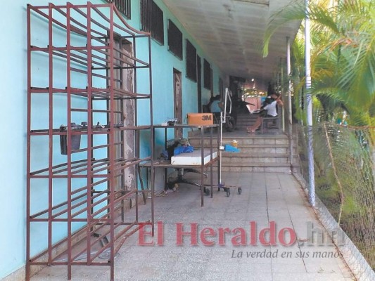 La mayor parte del edificio del Hospital Roberto Suazo Córdova se encuentra en mal estado. Foto: El Heraldo