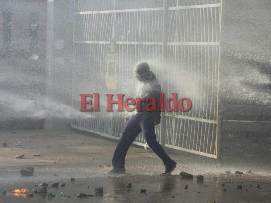 FOTOS: Violento enfrentamiento entre policías y supuestos universitarios