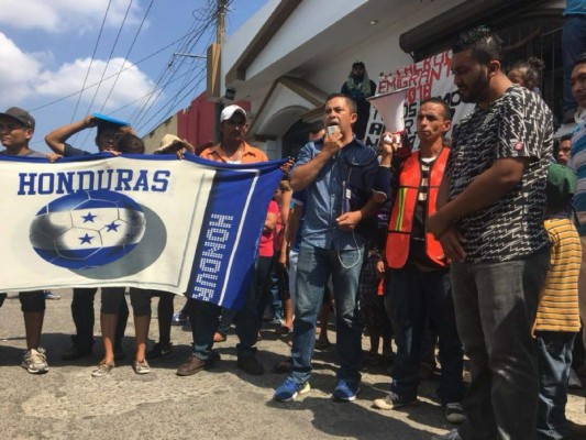 México: Migrantes hondureños realizan viacrucis hasta la frontera de Estados Unidos para pedir protección