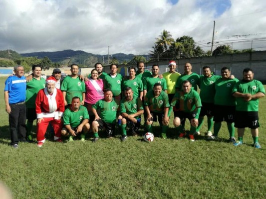 Gordos vs flacos, el peculiar partido que entretiene a los habitantes de El Paraíso en Honduras