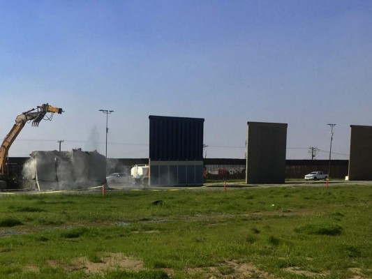 Estados Unidos comienza a demoler prototipos del muro fronterizo