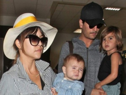 Kourtney Kardashian luce su figura en bikini