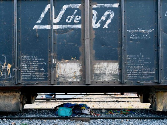 Migrante hondureño pierde su brazo al caer del tren de carga, La Bestia