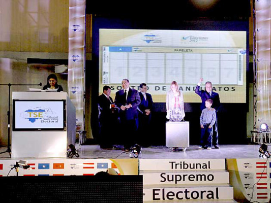 TSE realiza el sorteo de papeletas electorales