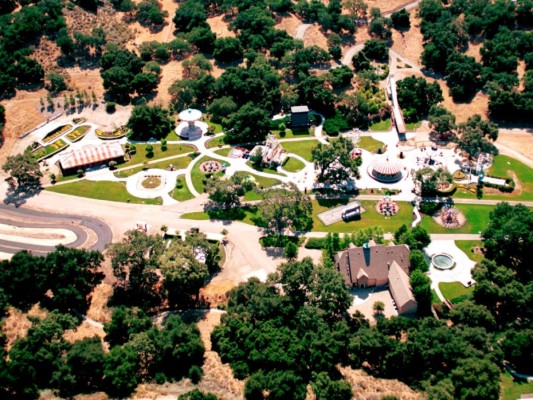 Esta foto de archivo muestra una vista aérea del rancho Neverland Valley del cantante Michael Jackson el 25 de junio de 2001 en Santa Ynez, CA. El antiguo rancho Neverland de Michael Jackson en California. Foto AFP