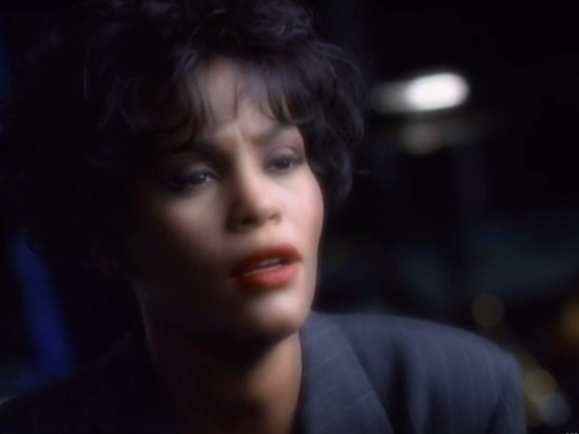 La desaparecida Whitney Houston, en su exitosa carrera, fue la intérprete de románticas canciones que a la fecha provocan una variedad de sentimientos.