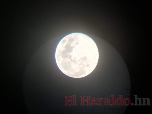 FOTOS: Así luce esta noche la Superluna rosa sobre Honduras
