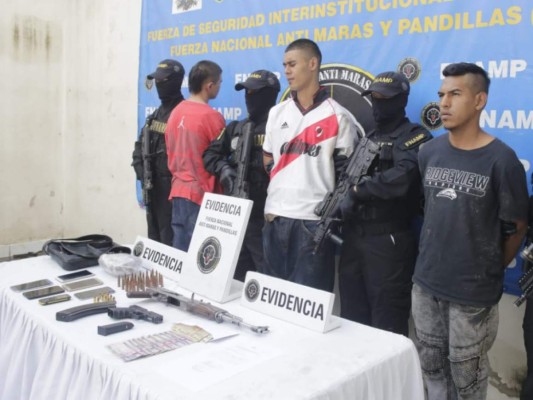 Capturan a miembros de la pandilla 18 en posesión de una AK-47 en la capital