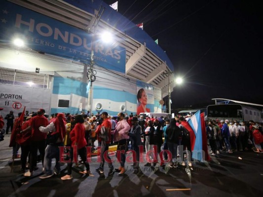 Largas filas y en completo orden, hondureños madrugaron para ingresar al Estadio Nacional
