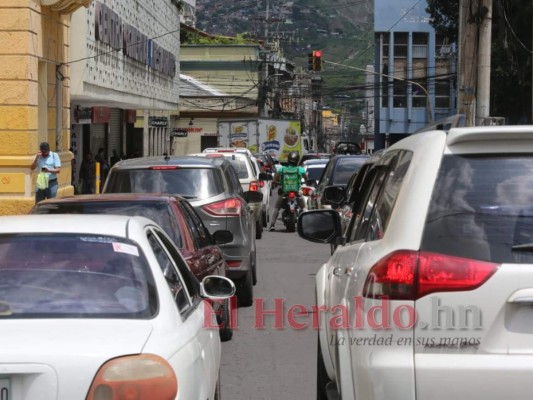 Capitalinos abarrotan el casco histórico en primer día de la reapertura