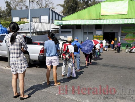 Con menor afluencia, capitalinos se abastecen en quinta semana de cuarentena