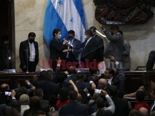 Golpes, anarquía y desorden en la elección de la directiva provisional del CN (FOTOS)