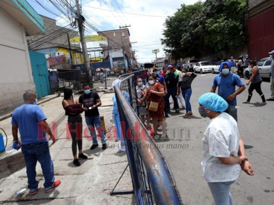 FOTOS: Pacientes sospechosos de covid-19 abarrotan triaje de la Mayangle