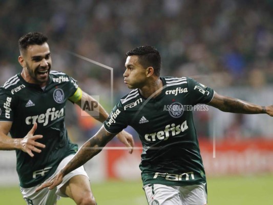 Eduardo Pereira 'Dudu', del Palmeiras, festeja con su compañero Bruno Henrique, luego de anotar el primer gol del club brasileño ante el chileno Colo Colo en el partido de vuelta de la Copa Libertadores en Sao Paulo, Brasil. Foto:AP