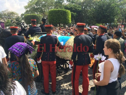 Guatemaltecos dan su adiós póstumo al expresidente Alvaro Arzú