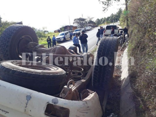 Conductor de vehículo se salva de morir en accidente en carretera a Valle de Ángeles, Francisco Morazán
