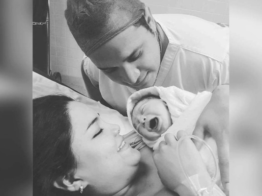 Nace el hijo de Ariela Cáceres y Dennis Andino