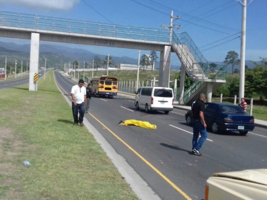 A pocos metros de un puente peatonal mujer muere arrollada por un vehículo