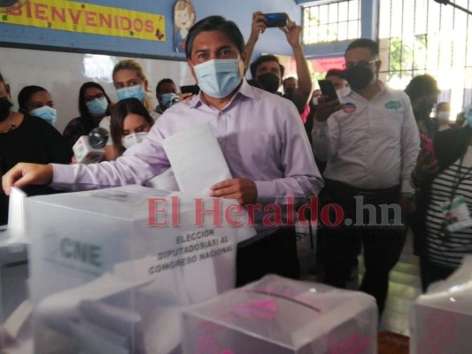 Un entusiasta Wilfredo Méndez acude a votar en Tegucigalpa (Fotos)