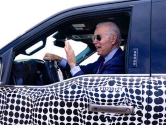 Biden regresa al volante en camioneta eléctrica