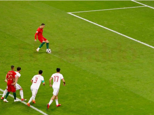 Ronaldo pudo liquidar el partido ante Irán, pero el portero atajó su remate desde los once pasos. Foto AFP