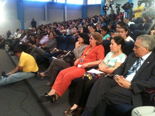 Catedrático hondureño se disculpa por racismo