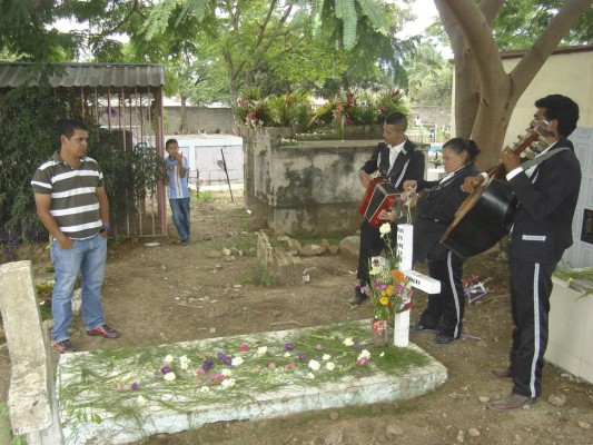 Amigos Unidos desde hace tres décadas le canta a los difuntos