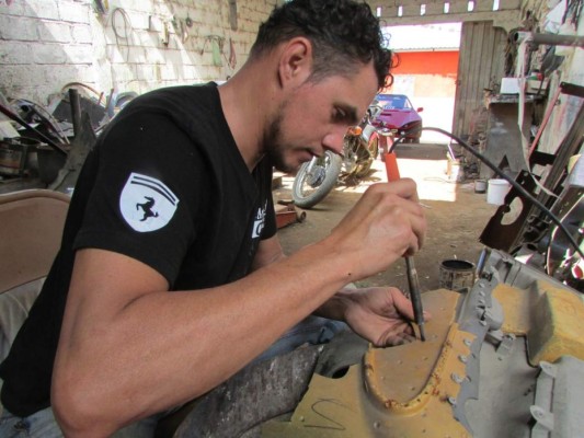 Creador de mini Ferrari en El Paraíso recibe ofertas de trabajo