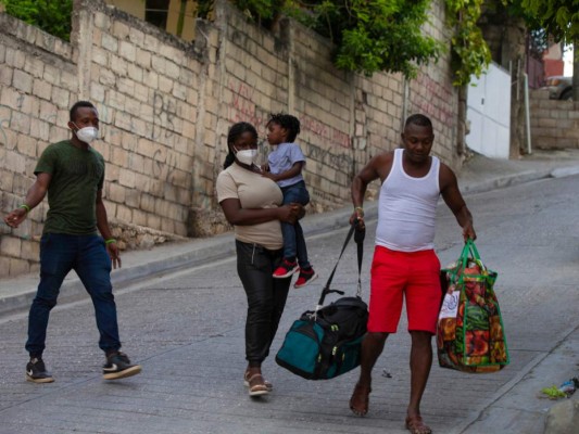 De vuelta en Haití, familia migrante planea volver a huir  