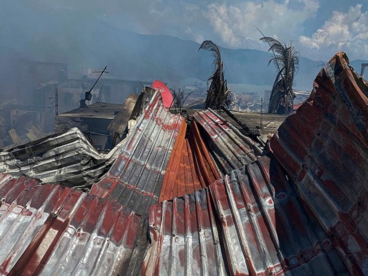 Las dramáticas imágenes del desastre tras el incendio en la isla de Guanaja