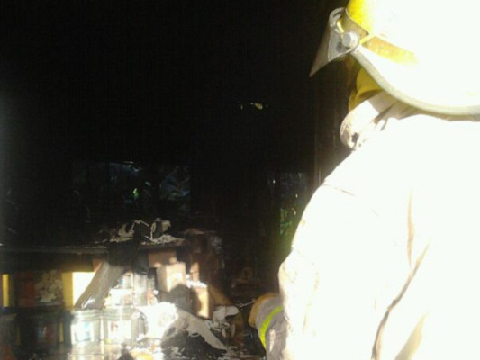 Incendio deja pérdidas en distribuidora de pinturas