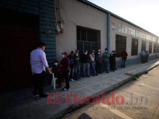 Largas filas sin distanciamiento social en centros de votación de Honduras