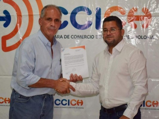 Nasry Asfura recibe propuesta de la Cámara de Comercio de Choloma para la generación de empleo