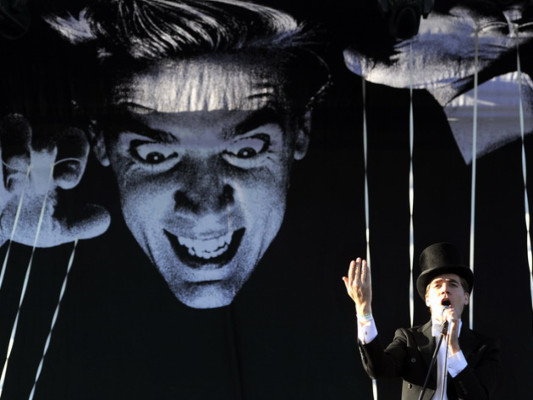 Cierra Coachella con homenaje a rapero Tupac