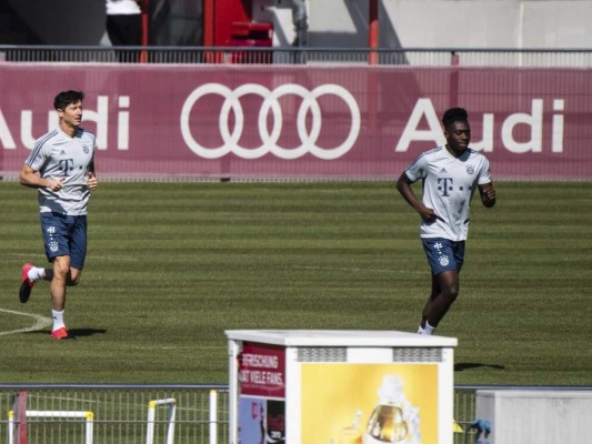 Bayern extiende al canadiense Davies hasta junio de 2025