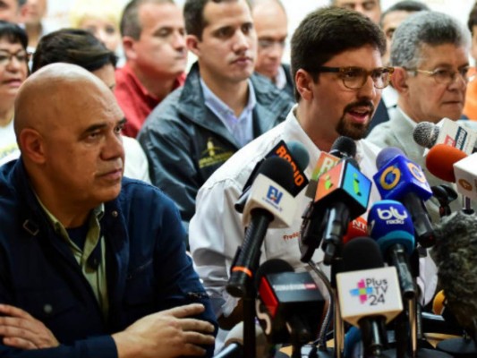 Bajo tensión, Venezuela inicia tregua en frágil diálogo gobierno-oposición