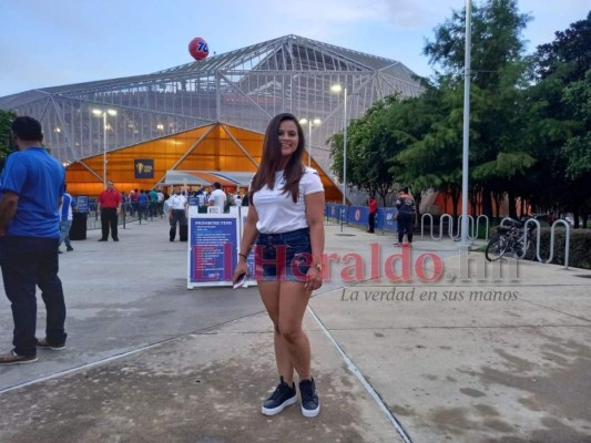 Las bellezas catrachas en el BBVA Compass para el Honduras-Granada